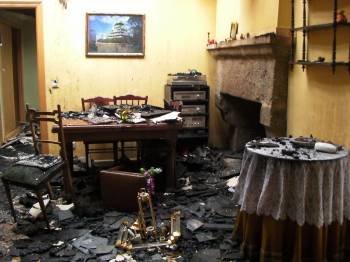 Estado en que quedó el salón de una de las casas tras el incendio producido la noche del lunes en A Rúa. (Foto: LUIS BLANCO)