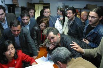 Militantes y simpatizantes del BNG en la ciudad consultan, expectantes, los resultados electorales de mayo de 2007. (Foto: JOSÉ PAZ)