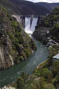 Central hidroeléctrica de San Estevo, en el río Sil, una de las mayores de la provincia. (Foto: XESUS FARIÑAS)