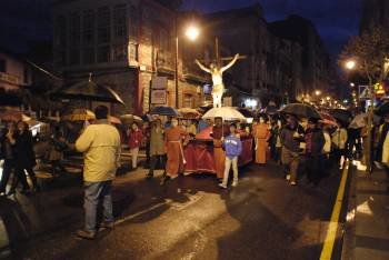 Los costaleros y feligreses acompañan el Paso de Semana Santa bajo la lluvia en O Barco. (Foto: LUIS BLANCO)