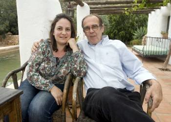 La profesora Resurrección Galera Navarro y su marido, Johanes Romes, en su casa de Níjar (Almería) (Foto: CARLOS BARBA)