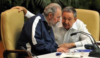 Fidel Castro habla con su hermano Raúl durante el Congreso del Partido Comunista de Cuba. (Foto: Alejandro Ernesto)