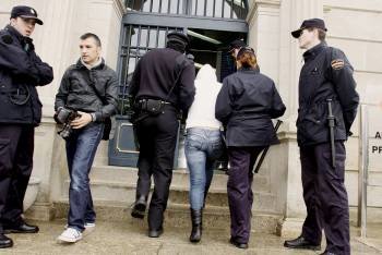 Una mujer, escoltada por policías nacionales, llega a los juzgados de Lugo para declarar  (Foto: EFE)
