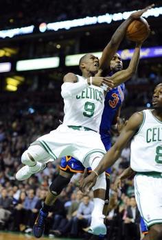 El jugador de Knicks Shawne Williams bloquea el lanzamiento del defensor de Celtics Rajon Rondo (Foto: CJ Gunther)