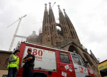 Los bomberos, en el exterior de la Sagrada Familia. (Foto: TONI ALBIR)