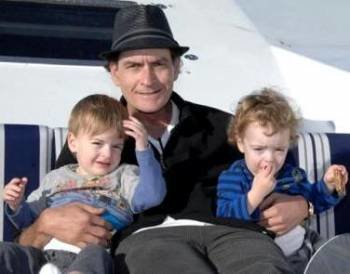 Charlie Sheen con sus hijos
