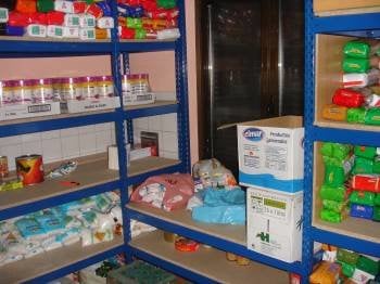 El mantenimiento del banco de alimentos supone una parte importante de la actividad de Cáritas. (Foto: J.C.)