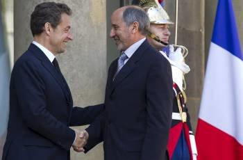 Nicolas Sarkozy  estrecha la mano del presidente del CNT libio, Mustafa Abdelyalil. (Foto: IAN LANGSDON)