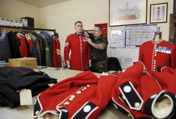 Soldados de la 'Scots Guards' preparan su uniforme para la boda real. (Foto: ARRIZABALAGA)