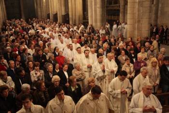 Fila de sacerdotes en el interior de la Catedral de Ourense, con el templo lleno de fieles. (Foto: JOSÉ PAZ)