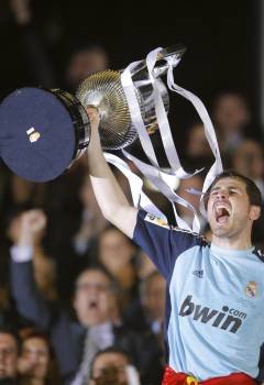  El capitán del Real Madrid Iker Casillas levanta la Copa del Rey