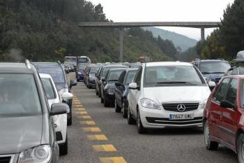 Numerosos vehículos sufrieron ayer las retenciones en la zona de acceso al túnel de O Folgoso en sentido Vigo-Ourense. (Foto: LYDIA MIRANDA)