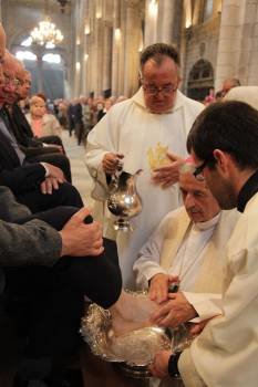 José Diéguez lava el pie a uno de los fieles. (Foto: JOSÉ PAZ)