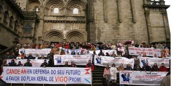 Protesta de la Federación de vecinos de Vigo contra la reforma de su plan urbanístico, en el 2007 en Platerías, en Compostela. (Foto: ARCHIVO)
