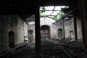Parte del techo ardido se derrumbó. A la izquierda, vigas que cayeron sobre la estatua del fundador. (Foto: JOSÉ PAZ)