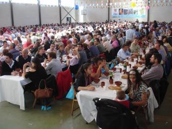 El parqué del polideportivo de O Bolo fue cubierto por los asistentes a la 'Festa da Vitela'. (Foto: J.C.)