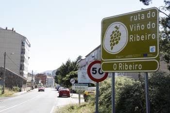 Un dos carteis indicativos da Ruta do Viño do Ribeiro, en Ribadavia. (Foto: XESÚS FARIÑAS)