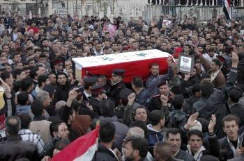 Funeral de un policía en la localidad siria de Homs. (Foto: SANA)