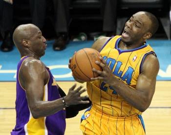 El ala pivot de los Lakers Lamar Odom bloquea a Landry.? (Foto: d. anderson)