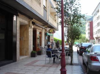 Calle Abdón Blanco de O Barco, que concentra buena parte de la 'movida' barquense. (Foto: I.C.)