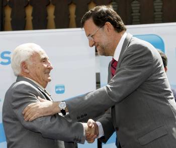 Licinio Prieto recibe el homenaje del líder del PP, Mariano Rajoy, el pasado mes de junio. (Foto: R. SANCHIDRIÁN)