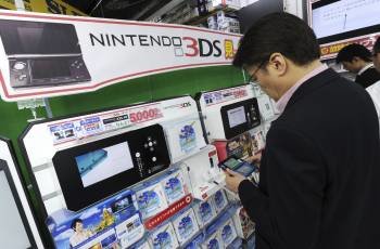 Un consumidor prueba productos de Nintendo en una tienda en el centro de Tokio. (Foto: EVERETT KENNEDY BROWN)