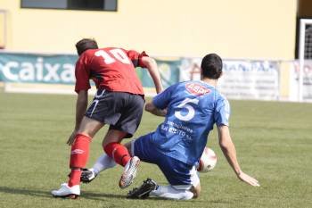 César, del Barbadás, intenta arrebatarle un balón al atacante del Choco Eric. (Foto: XESÚS FARIÑAS)