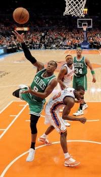 El jugador de los Celtics Rajon Rondo disputa el balón con Toney Douglas de los Knicks. (Foto: JUSTIN LANE)