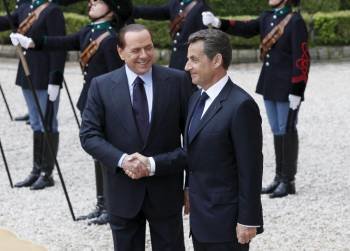  Silvio Berlusconi (i), estrecha la mano del presidente francés, Nicolas Sarkozy. EFE
