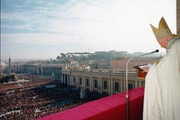  Imagen de archivo tomada el 25 de diciembre de 1997 que muestra al papa Juan Pablo II durante una misa de Navidad en la plaza de San Pedro del Vaticano. EFE