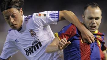 Andrés Iniesta, en su enfrentamiento con el madridista Özil. (Foto: V. LERENA)