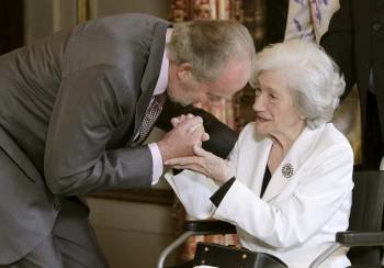 El rey Juan Carlos conversa con la escritora Ana María Matute, momentos antes del almuerzo que los Reyes ofrececieron hoy, en el Palacio Real. EFE