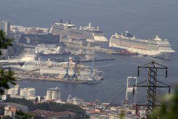 Los barcos de turistas, atracados en el puerto de Vigo. (Foto: JORGE LANDÍN)