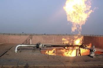 Las llamas se asoman por el boquete causado por la fuerte explosión registrada en el principal gasoducto de Egipto.EFE