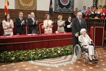  La escritora Ana María Matute es aplaudida tras recibir hoy de manos del rey Juan Carlos el Premio Cervantes.