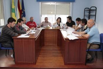 Un momento de la sesión donde se aprobaron los presupuestos, presidida por Martínez (centro). (Foto: XESÚS FARIÑAS)