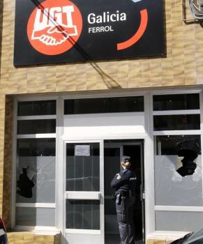 Daños en la fachada de la sede de UGT de Ferrol (Foto: KIKO)