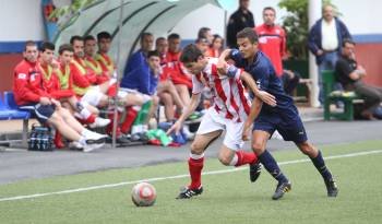 El ourensano Manu, capitán del Lugo, protege el balón ante un rival del Universidad de Las Palmas.. (Foto: )