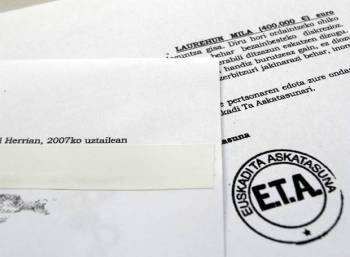 Detalle de una carta de extorsión de ETA. (Foto: EFE)