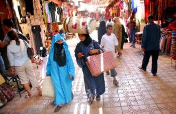  Fotografía de archivo tomada el 7 de junio de 2008 que muestra a dos mujeres en el zoco 'Souk Semmarin', en las proximidades de la plaza Djema El Fnaa en Marraquech (Marruecos).