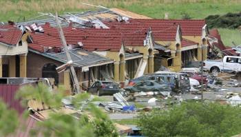 Coches destrozados en un hotel que también resultó arrasado por las tormentas y el tornado que atravesó el sureste de Estados Unidos. EFE