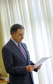 El presidente de los empresarios de Navarra, José Antonio Sarría, en su despacho. (Foto: VILLAR LÓPEZ)