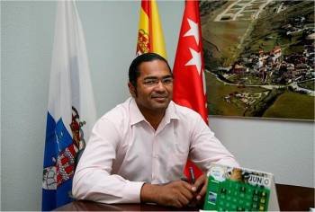 Juan Antonio Morena, en su despacho en el Ayuntamiento de Villamantilla. (Foto: ARCHIVO)