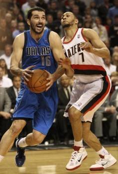 El jugador de los Dallas Mavericks Peja Stojakovic lucha por el balón con Brandon Roy (Foto: CRAIG MITCHELLDYER)