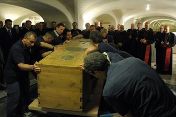 El féretro con el cuerpo del Papa Juan Pablo II, exhumado en el Vaticano.