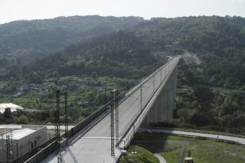 Viaducto de Canedo y acceso al túnel de A Burata, en la línea de alta velocidad entre Ourense y Santiago.  (Foto: MIGUEL ÁNGEL)