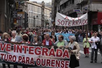 Los populares avanzaron tras una pancarta que rezaba 'Ave soterrado, sí'. (Foto: XESÚS FARIÑAS)