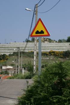 Una señal advierte de los badenes, en Gomariz. (Foto: MARCOS ATRIO)
