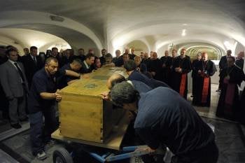 El féretro con el cuerpo del papa Juan Pablo II, tras ser exhumado. (Foto: OSSERVATORE ROMANO )