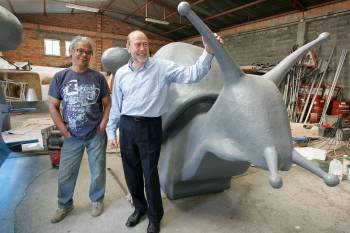 El artista Raúl Diniz posa con Fancisco García, en la nave municipal reconvertida en taller del festival. (Foto: Marcos Atrio)